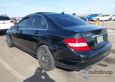 2011 Mercedes-Benz C 300 Sport 4Matic z USA, uszkodzony, nr VIN WDDGF8BB8BR156530